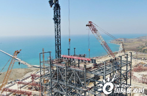 中國能建設(shè)計(jì)建設(shè)土耳其胡努特魯電站1號(hào)鍋爐大板梁開始吊裝