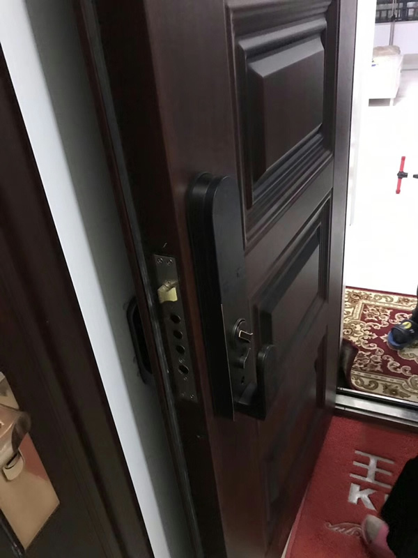 我家裝了全自動指紋鎖，但是還沒有用一個月就沒電了